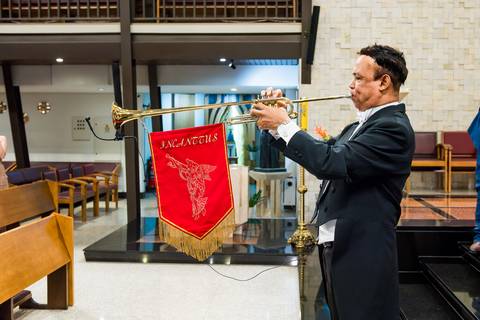 tocando a trombeta no casamento, Casamento Mirela e Felipe, A3 Photo, fotógrafo de casamento, Alphaville, Igreja Nossa Senhora de Lourdes, Espaço Savana, fotos de casamento, fotografia profissional, amor em imagens, casamento inesquecível'