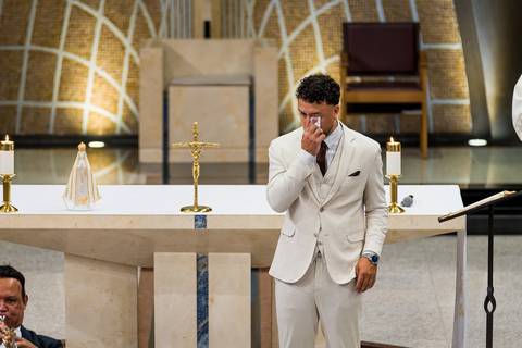 noivo chorando na entrada da noiva, Casamento Mirela e Felipe, A3 Photo, fotógrafo de casamento, Alphaville, Igreja Nossa Senhora de Lourdes, Espaço Savana, fotos de casamento, fotografia profissional, amor em imagens, casamento inesquecível'