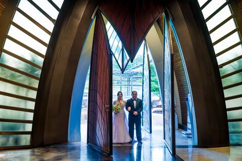 noiva entrando na igreja com o pai, Casamento Mirela e Felipe, A3 Photo, fotógrafo de casamento, Alphaville, Igreja Nossa Senhora de Lourdes, Espaço Savana, fotos de casamento, fotografia profissional, amor em imagens, casamento inesquecível'