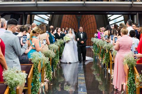 noiva entrando na igreja, Casamento Mirela e Felipe, A3 Photo, fotógrafo de casamento, Alphaville, Igreja Nossa Senhora de Lourdes, Espaço Savana, fotos de casamento, fotografia profissional, amor em imagens, casamento inesquecível'
