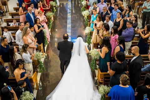 noiva entrando na igreja, Casamento Mirela e Felipe, A3 Photo, fotógrafo de casamento, Alphaville, Igreja Nossa Senhora de Lourdes, Espaço Savana, fotos de casamento, fotografia profissional, amor em imagens, casamento inesquecível'