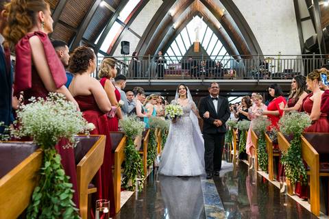 noiva entrando na igreja, Casamento Mirela e Felipe, A3 Photo, fotógrafo de casamento, Alphaville, Igreja Nossa Senhora de Lourdes, Espaço Savana, fotos de casamento, fotografia profissional, amor em imagens, casamento inesquecível'