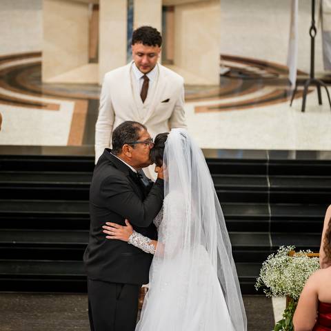 pai beijando a testa da filha noiva, Casamento Mirela e Felipe, A3 Photo, fotógrafo de casamento, Alphaville, Igreja Nossa Senhora de Lourdes, Espaço Savana, fotos de casamento, fotografia profissional, amor em imagens, casamento inesquecível'