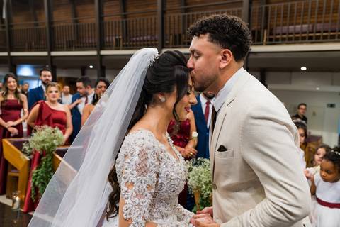 noivo beijando a testa da noiva, Casamento Mirela e Felipe, A3 Photo, fotógrafo de casamento, Alphaville, Igreja Nossa Senhora de Lourdes, Espaço Savana, fotos de casamento, fotografia profissional, amor em imagens, casamento inesquecível'