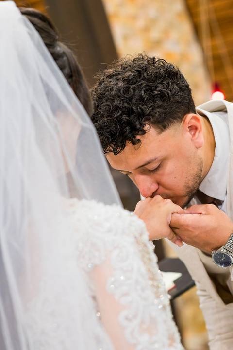 noivo beijando a mão da noiva com a aliança, Casamento Mirela e Felipe, A3 Photo, fotógrafo de casamento, Alphaville, Igreja Nossa Senhora de Lourdes, Espaço Savana, fotos de casamento, fotografia profissional, amor em imagens, casamento inesquecível'