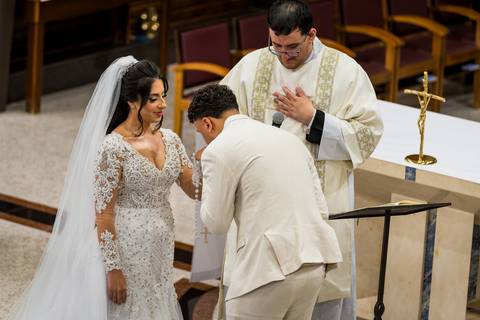 noivo beijando a mão da noiva com a aliança, Casamento Mirela e Felipe, A3 Photo, fotógrafo de casamento, Alphaville, Igreja Nossa Senhora de Lourdes, Espaço Savana, fotos de casamento, fotografia profissional, amor em imagens, casamento inesquecível'