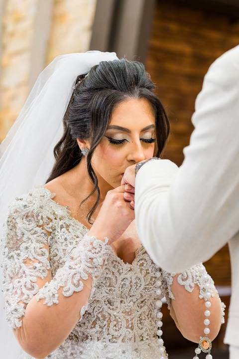 noiva beijando a mão do noivo com a aliança, Casamento Mirela e Felipe, A3 Photo, fotógrafo de casamento, Alphaville, Igreja Nossa Senhora de Lourdes, Espaço Savana, fotos de casamento, fotografia profissional, amor em imagens, casamento inesquecível'