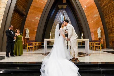 beijo dos noivos, noivo beijando a noiva no altar, Casamento Mirela Felipe, A3 Photo, fotógrafo de casamento, Alphaville, Igreja Nossa Senhora de Lourdes, Espaço Savana, fotos de casamento, fotografia profissional, amor em imagens, casamento inesquecível'