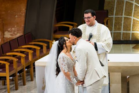 beijo dos noivos, noivo beijando a noiva no altar, Casamento Mirela Felipe, A3 Photo, fotógrafo de casamento, Alphaville, Igreja Nossa Senhora de Lourdes, Espaço Savana, fotos de casamento, fotografia profissional, amor em imagens, casamento inesquecível'