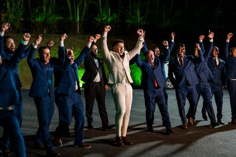 noivo com os padrinhos, Casamento Mirela e Felipe, A3 Photo, fotógrafo de casamento, Alphaville, Igreja Nossa Senhora de Lourdes, Espaço Savana, fotos de casamento, fotografia profissional, amor em imagens, casamento inesquecível'