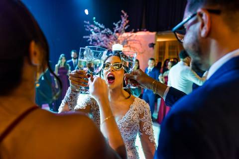 brinde dos noivos com os padrinhos, Casamento Mirela e Felipe, A3 Photo, fotógrafo de casamento, Alphaville, Igreja Nossa Senhora de Lourdes, Espaço Savana, fotos de casamento, fotografia profissional, amor em imagens, casamento inesquecível'
