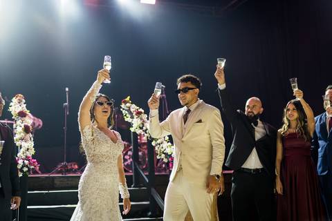 brinde dos noivos com os padrinhos, Casamento Mirela e Felipe, A3 Photo, fotógrafo de casamento, Alphaville, Igreja Nossa Senhora de Lourdes, Espaço Savana, fotos de casamento, fotografia profissional, amor em imagens, casamento inesquecível'