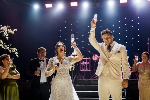 brinde dos noivos com os padrinhos, Casamento Mirela e Felipe, A3 Photo, fotógrafo de casamento, Alphaville, Igreja Nossa Senhora de Lourdes, Espaço Savana, fotos de casamento, fotografia profissional, amor em imagens, casamento inesquecível'