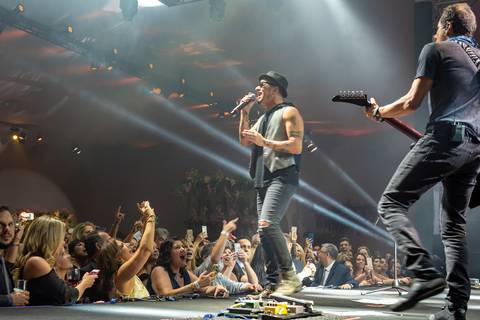 Fotografia de evento corporativo do aniversário do Alphaville Tênis Clube ATC 42 anos banda Titãs Branco Mello, Sérgio Britto e Tony Belloto'
