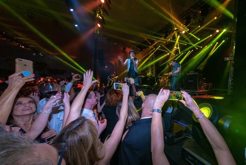 Fotografia de evento corporativo do aniversário do Alphaville Tênis Clube ATC 42 anos banda Titãs Branco Mello, Sérgio Britto e Tony Belloto'