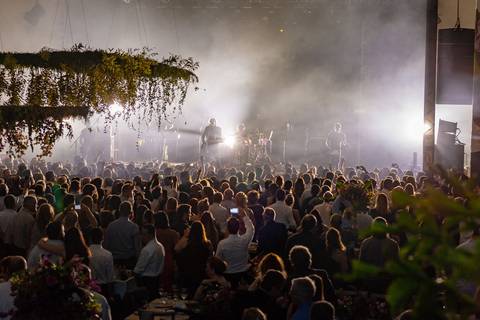 Fotografia de evento corporativo do aniversário do Alphaville Tênis Clube ATC 42 anos banda Titãs Branco Mello, Sérgio Britto e Tony Belloto'