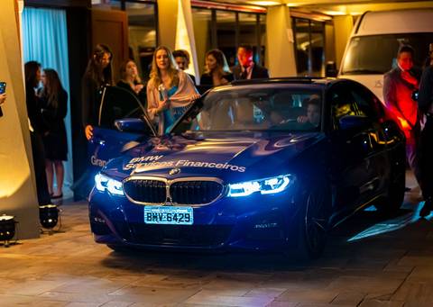 Fotografia de evento corporativo do aniversário do alphaville tenis clube Foto de evento corporativo BMW levando convidados na festa Alphaville Tênis Clube 43 anos'