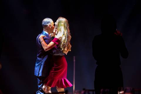 Fotografia de evento corporativo do aniversário do alphaville tenis clube Foto de evento corporativo casal dançando na festa Alphaville Tênis Clube 43 anos'