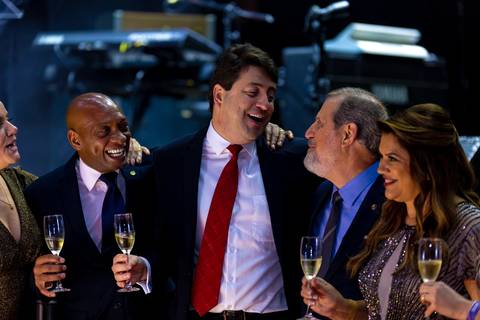 Fotografia de evento corporativo em Alphaville. Fotografia de evento corporativo do aniversário do alphaville tenis clube Foto de evento corporativo brinde na festa Alphaville Tênis Clube 43 anos'