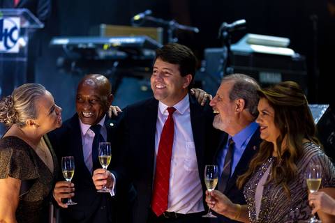 Fotografia de evento corporativo do aniversário do alphaville tenis clube Foto de evento corporativo diretoria brindando na festa Alphaville Tênis Clube 43 anos'