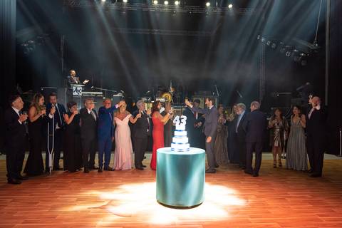 Fotografia de evento corporativo em Alphaville. Fotografia de evento corporativo do aniversário do alphaville tenis clube Foto de evento corporativo bolo e diretores brindando na festa Alphaville Tênis Clube 43 anos'