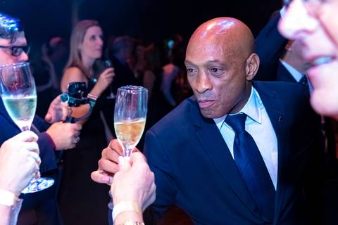 Fotografia de evento corporativo do aniversário do alphaville tenis clube Foto de evento corporativo diretor com taça na festa Alphaville Tênis Clube 43 anos'