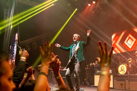 Fotografia de evento corporativo do aniversário do alphaville tenis clube Foto de evento corporativo samuel rosa do skank cantando Alphaville Tênis Clube 43 anos'