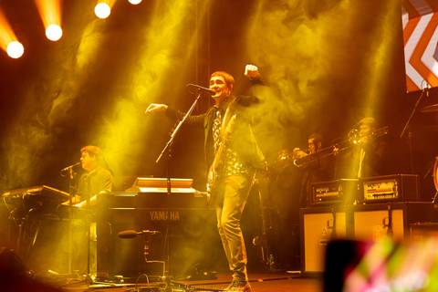 Fotografia de evento corporativo em Alphaville. Fotografia de evento corporativo do aniversário do alphaville tenis clube Foto de evento corporativo samuel rosa do skank cantando Alphaville Tênis Clube 43 anos'