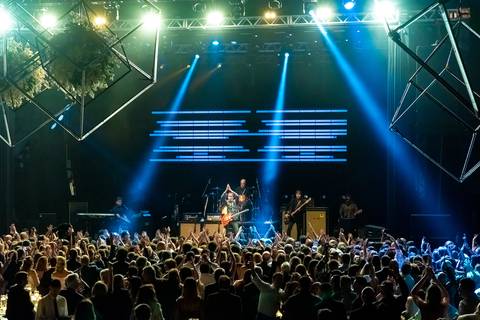 Fotografia de evento corporativo em Alphaville. Fotografia de evento corporativo do aniversário do alphaville tenis clube Foto de evento corporativo 
skank cantando Alphaville Tênis Clube 43 anos'