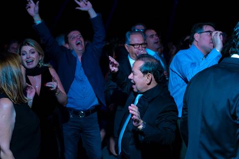 Fotografia de evento corporativo do aniversário do alphaville tenis clube Foto de evento corporativo samuel rosa do skank cantando Alphaville Tênis Clube 43 anos'