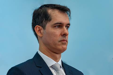 Fotografia de casamento no campo em Itu. foto casamento no campo noivo esperando a noiva no altar da igreja'