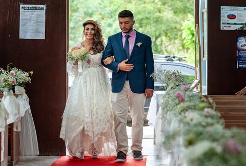 Fotografia de casamento no campo em Itu. foto casamento no campo noiva entrando na igreja com o filho'
