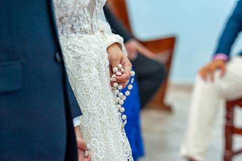 Fotografia de casamento no campo em Itu. foto casamento no campo terço na mão da noiva'
