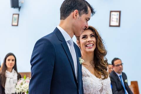 Fotografia de casamento no campo em Itu. foto casamento no campo noiva sorrindo para o noivo no altar'