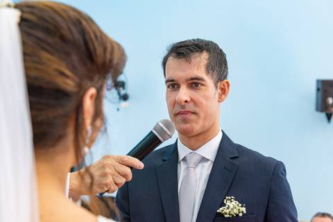 Fotografia de casamento no campo em Itu. foto casamento no campo noivo dizendo o sim no altar'