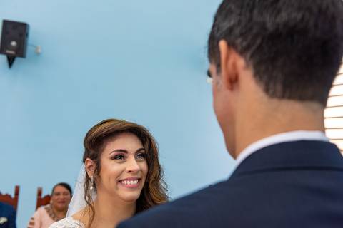 Fotografia de casamento no campo em Itu. foto casamento no campo noiva olhando para o noivo sorrindo'