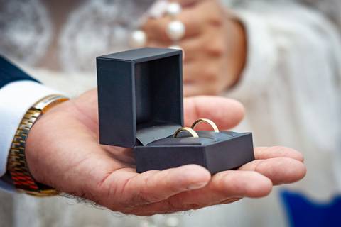 Fotografia de casamento no campo em Itu. foto casamento no campo alianças na mão do noivo no altar'