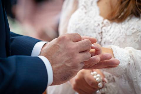 Fotografia de casamento no campo em Itu. foto casamento no campo noivo colocando a aliança no dedo da noiva'
