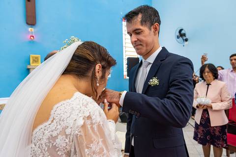 Fotografia de casamento no campo em Itu. foto casamento no campo noiva beijando a aliança na mão da noivo'
