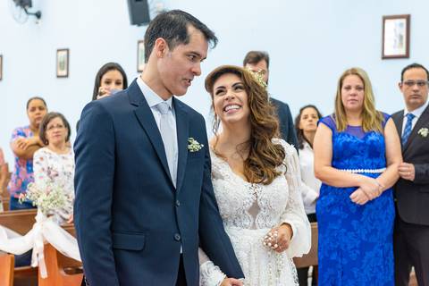 Fotografia de casamento no campo em Itu. foto casamento no campo noiva sorrindo para o noivo'