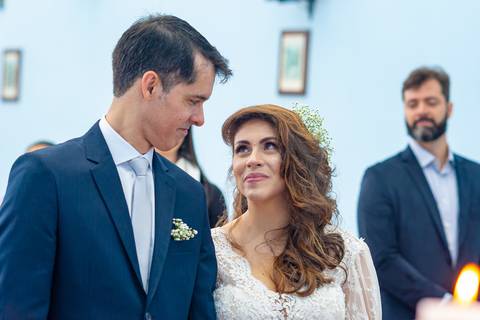 Fotografia de casamento no campo em Itu. foto casamento no campo noiva sorrindo para o noivo no altar'