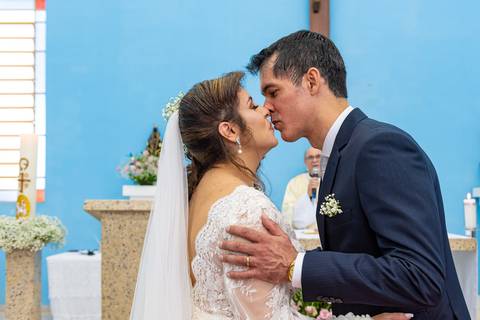 Fotografia de casamento no campo em Itu. foto casamento no campo noivos se beijando no altar'