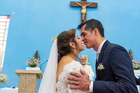 Fotografia de casamento no campo em Itu. foto casamento no campo noivos se beijando no altar'