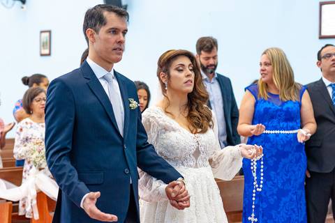 Fotografia de casamento no campo em Itu. foto casamento no campo noivos de mãos dadas orando no altar'