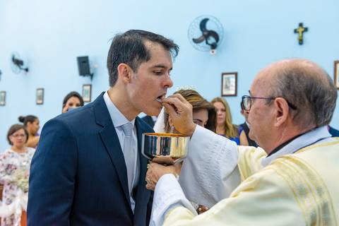 Fotografia de casamento no campo em Itu. foto casamento no campo noivo comungando no casamento'