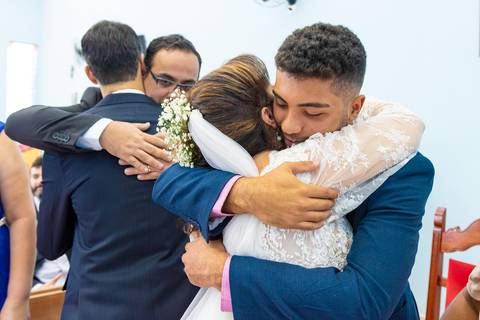 Fotografia de casamento no campo em Itu. foto casamento no campo abraço da noiva com o filho no casamento'