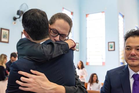 Fotografia de casamento no campo em Itu. foto casamento no campo abraço do noivo com o filho no casamento'