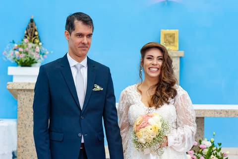 Fotografia de casamento no campo em Itu. foto casamento no campo noivos saindo da igreja no casamento'