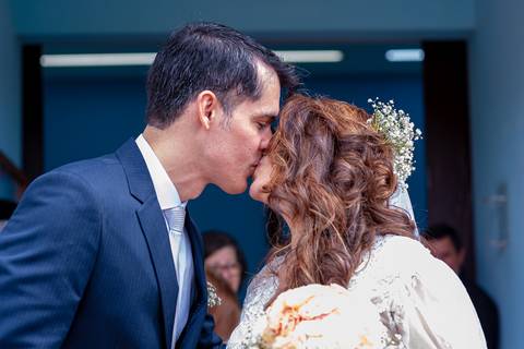 Fotografia de casamento no campo em Itu. foto casamento no campo noivos se beijando na porta da igreja'