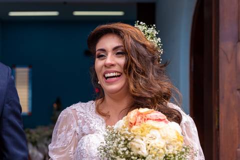 Fotografia de casamento no campo em Itu. foto casamento no campo noiva sorrindo na porta da igreja'